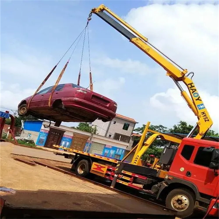 群英乡吊车吊汽车的正确方法